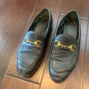 Gucci shoes in black with gold chain in size 38
